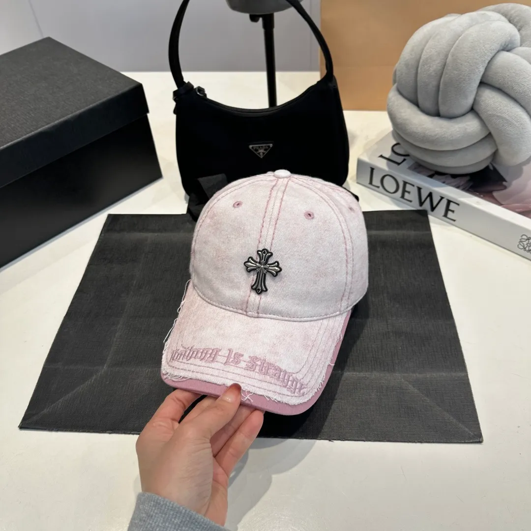 P60 Crow Heart 🆕🆕New baseball cap, stylish and classic cross logo, casual with a cool feeling, unisex style, same style for men and women! Very easy to match! Head circumference: 56-58cm is available